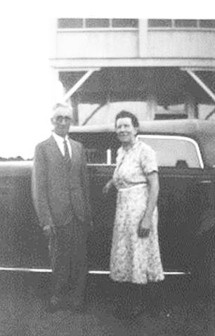 Walter & Mabel Wood in front of the Dew Drop Inn Cafe in Fellsmere Florids cir 1932